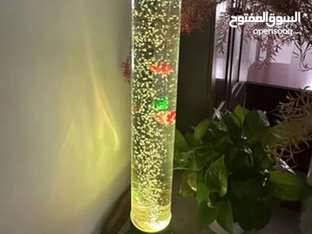 ستاند منظر عامودي ديكور حوض سمك مضيء متغير الالوان تلقائي والسمك متحرك ليوحي للشكل الطبيعي