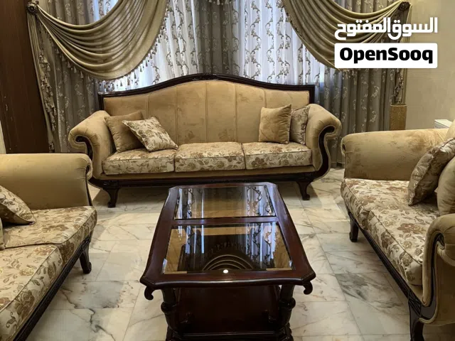 طقم كنب غرف ضيوف مع طاولاتً وستائر