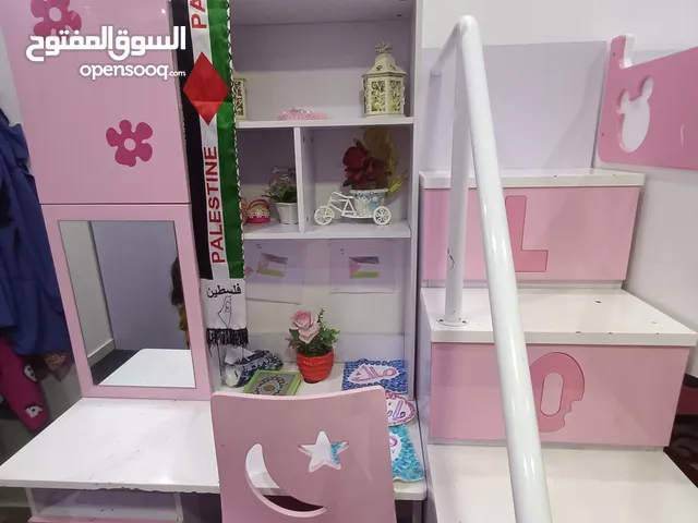 غرفة نوم بناتي بحالة جيدة