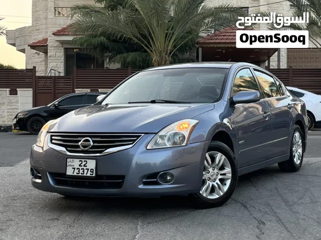 2011 نيسان التيما Standard