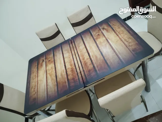 طاولة طعام مع ستة كراسي مستخدم نظيييييف جدا .
