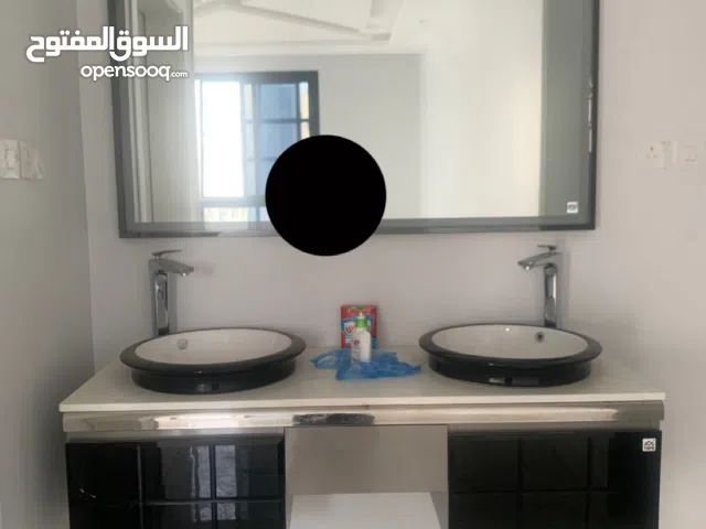 مغسلة فاخرة دبل مع مرايا كبيرة – نظيفة جداً ولم تُستخدم
