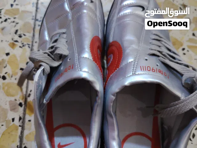 Nike Total 90 III يُعرف اختصاراً بـ T90 الجيل الثالث).