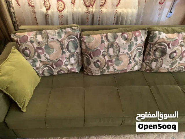 طقم كورنر 12 مقعد مع بوغة وكنبة تخت لون   زيتي بحالة ممتازة على شكل حرف U