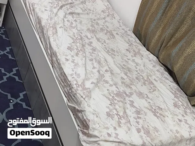 سرير اطفال ممتاز بحالة الجديد استعمال خفيف