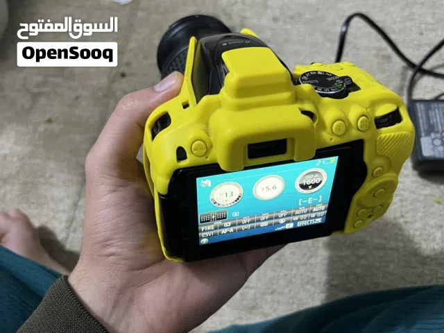 السلام عليكم كامرة نيكون5300 نضيفه استعمال شخصي يعني هاوي فاريد ابيعها