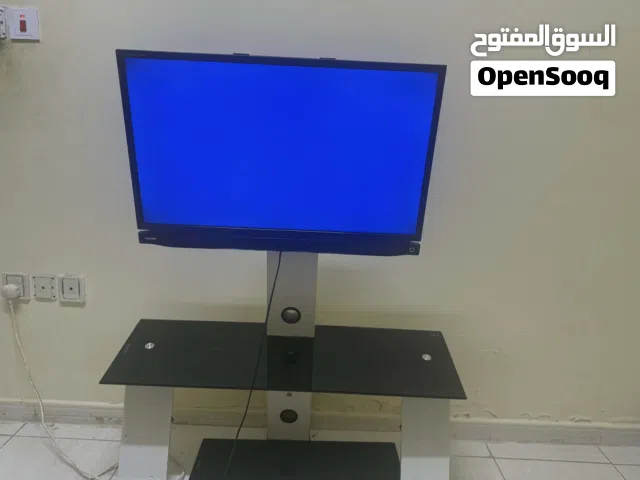 شاشه Toshiba نظيفه مع طاوله حمل الشاشه من ايكيا