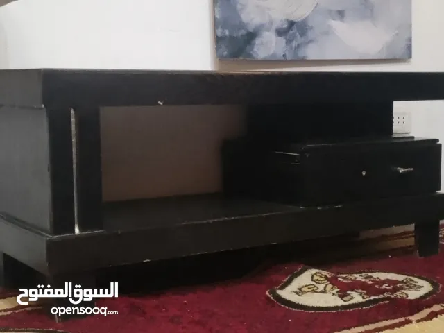 طاولة كمبيوتر او شاشه او تصلح لوضع مناظر