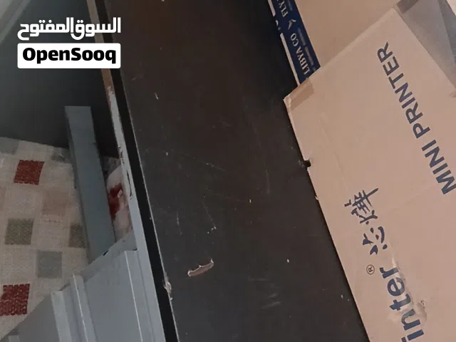 مكتب للعمال استعمال نضيف ماشاءالله فيه 3 ادراج