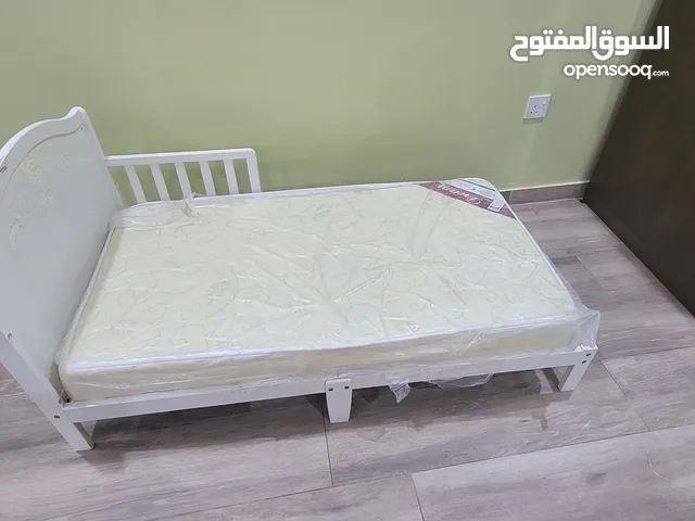 سرير اطفال من 2 الى 8 سنوات بحالة جيدة و ممكن استعماله خفيف الوزن و ممكن حمله و نقله بسهولة 70×135