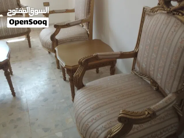 طقم كنب بحالة ممتازة ثلاثية واربع كراسي موديل جميل للبيع بسعر مناسب