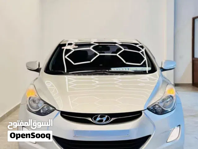 2012 هيونداي افانتي Standard
