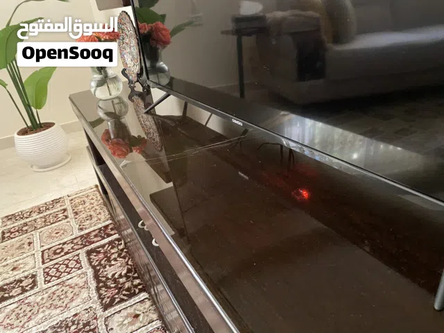 طاوله تلفزيون مع رفوف ودروج من دون الاكسسورات
