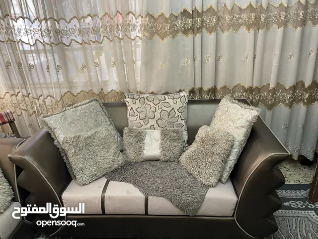 طقم كنب فاخر مستعمل + طاولة وسط + طاولتين جانبيتين + سجاد + برادي للبيع