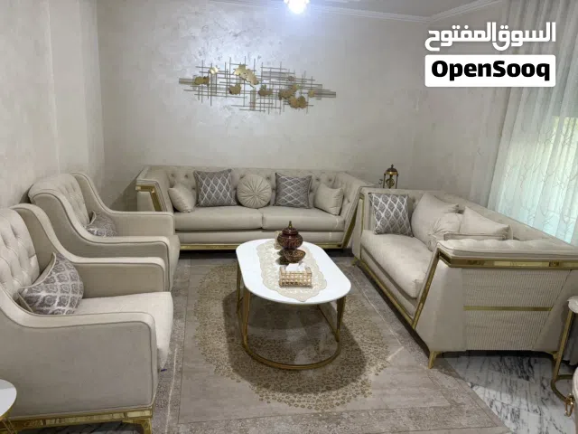 طقم كنب وطاولة سفره ومتفرقات للبيع بسب السفر