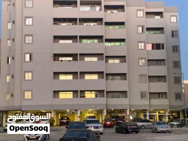 غرفة لشخص مع حمام وغرفة كبيرة مع مطبخ وحمام