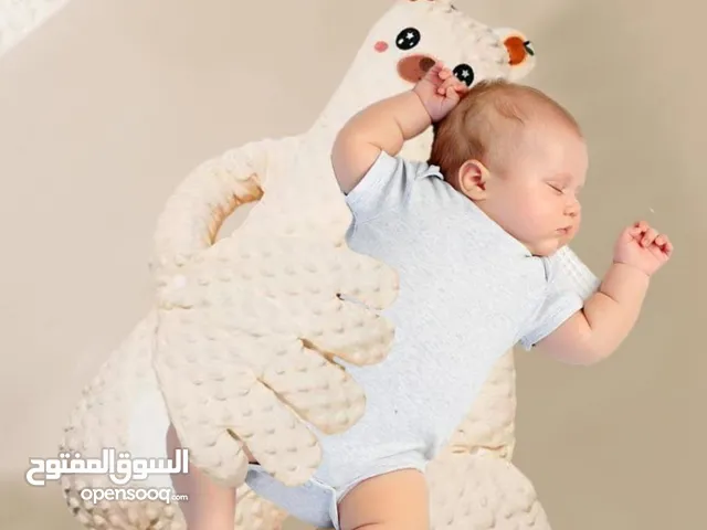وسادة الدب الحاضنة – حضن دافئ ينام فيه طفلك بهدوء وراحة مصممة على شكل دب لطيف بذراعين ناعمتين بيحضنو