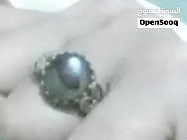 خاتم فضه ونحاس عقيق يماني اصيل الخبراء قالو ان الخاتم قديم جدا والعقيقه الي داخله تدور لو نفسها