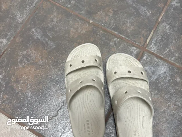 شحاتة للبيع 20 د.إ فقط أنها جميلة اللون وقياسها 35 إنهاء جميلة جدا أنا مستعملة فقط شهرين