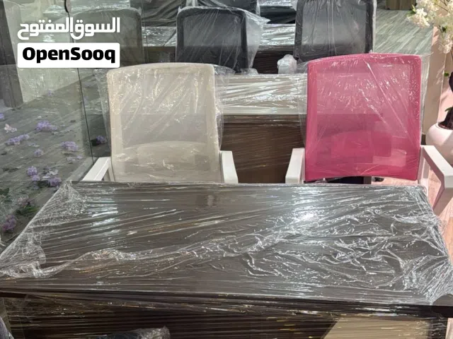 مكتب خشب ثقيل بتصميم أنيق وجودة عالية   القياس: 120 × 60 سم  الارتفاع: 75 سم  سطح واسع