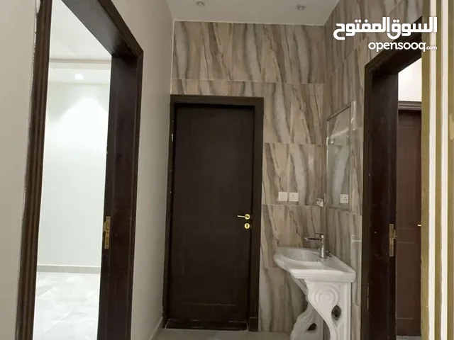 شقة للايجار بفيلا في الرياض_النرجس بموقع ممتاز تتكون من3غرف و2دورة مياه إضافة إلى التكيف وغاز مركزي
