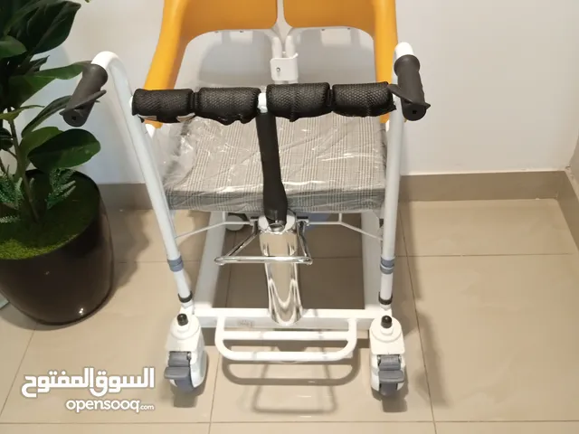 كرسي متحرك يساعد في التنقل من مكان لاخر
