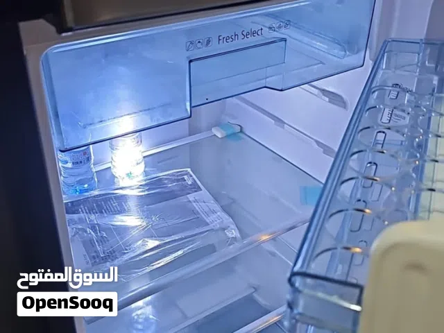 براد هيتاشي نضيف جدا درج لحفظ الخضار درج للفواكه سعة كبيرة تبريد ممتاز بابين. ثلاجة كبيرة ممتازة