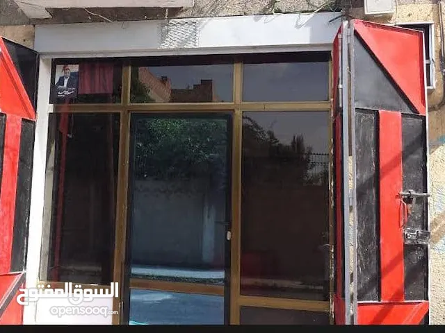 محل مع المخزن والحمام في حدة