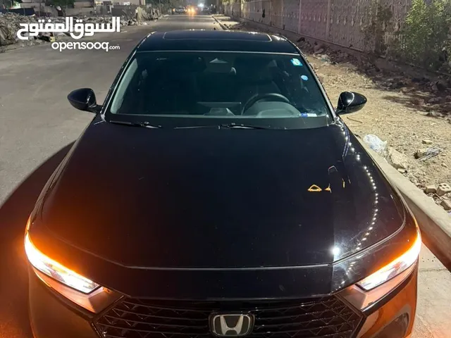 هوندا اكورد هايبرد 2023 لون اسود فئة سبورت