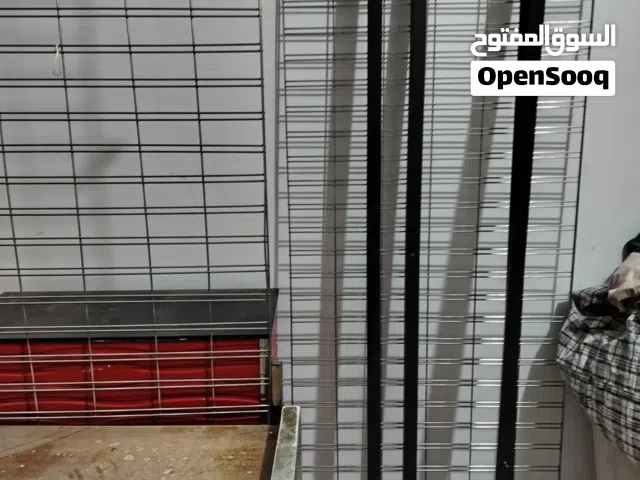 ديكور محل ملابس اطفال ونساء متكامل لونين أبيض ورصاصي مع ارفاف ومنكان اطفال ونساء ونصفي نساء