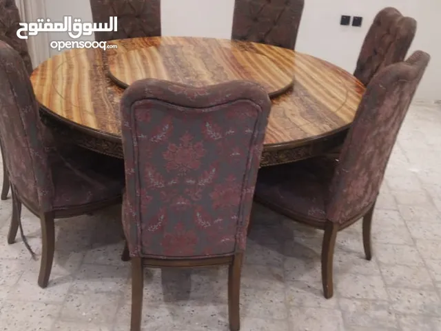 للبيع طاولة طعام فنتج بتصميم بريطاني فاخر