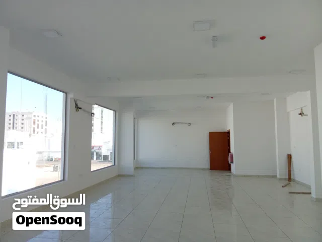 معرض كورنر 126متر مربع طابق اول  للإيجار في العامرات السادسة قريب جميع الخدمات