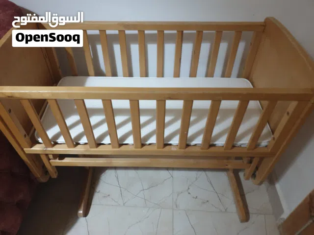 تخت بيبي  خشب بلوط. هزاز مع فرشة رضع خاصة طبية مع جوانب قطن