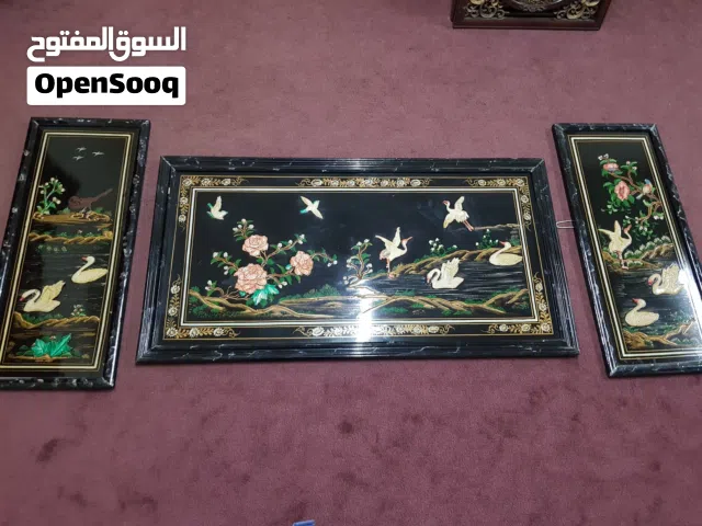 لوحات خشبية تعلق على الحائط