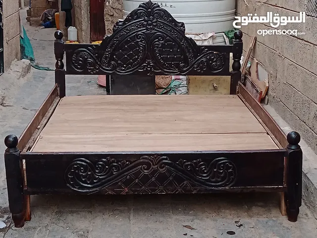 عرطة غرفة نوم سرير نوم ملكي مع ثنتين كمدينو وتسريحه نوع الخشب سويدي السعر عرطه 70 ألف ريال يمني