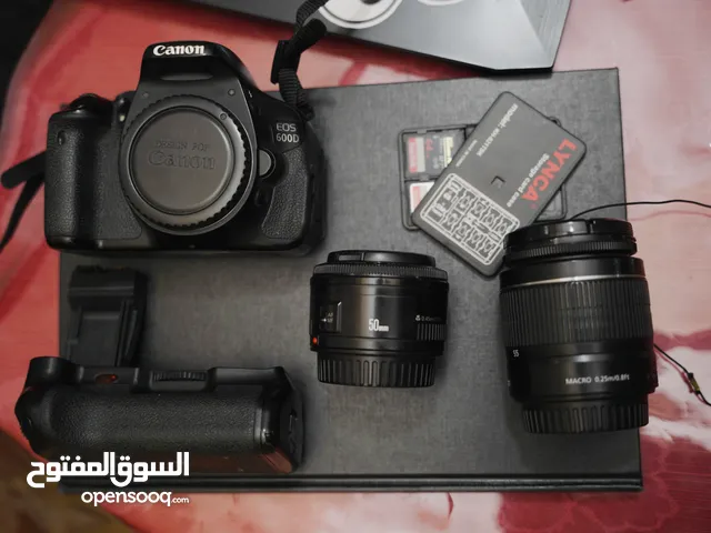 Canon 600D مع جميع معداتها