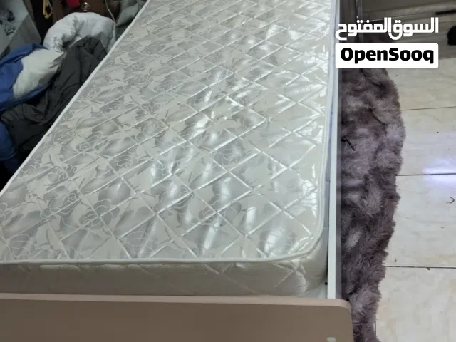 سرير بنات وردي في حالة ممتازة