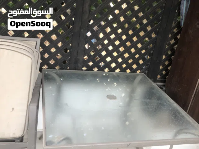 طاوله زجاج مع اربع كراسي  مرجيحه مع اربع كراسي مكتب وشاشه 43بوصه