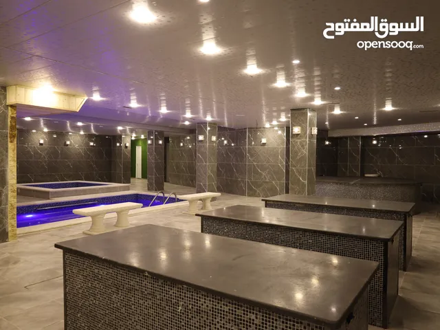 حمام و مسبح و صالون للأيجار