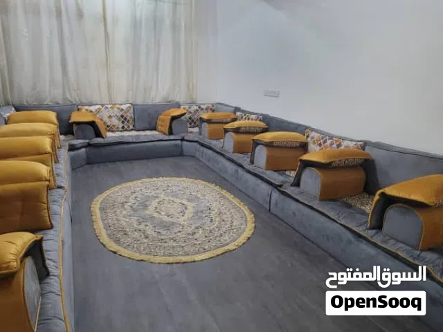 مجلس ضغط ارتفاع 20 على 25 اسفنج الوصابي للبيع مع سجادة ودعسة هدية كما في الصورة مستعمل نفس الجديد