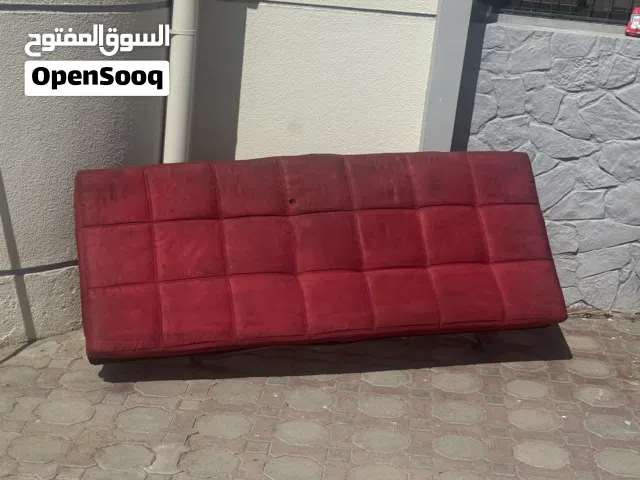 اثاث نظيف ومغسول جيدا مع جميع مخداته