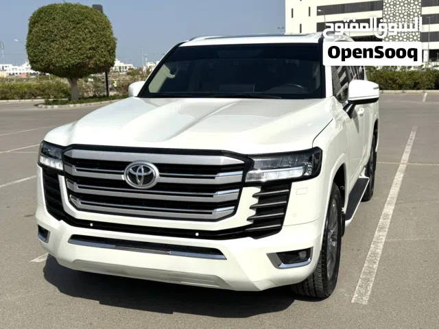 تويوتا لاندكروزر GXR موديل 2024 تنفس طبيعي 6 سلندر ابيض شبه جديد ممشى بسيط جدا وصيانة الوكالة