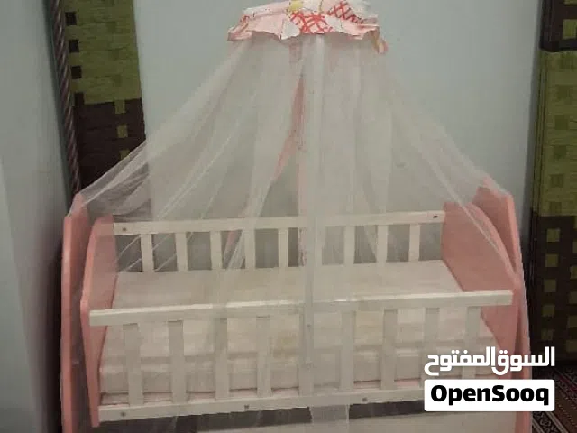 سرير هزاز للمواليد بحالة ممتازة جداً البيع بسبب السفر 25 دينار فقط.