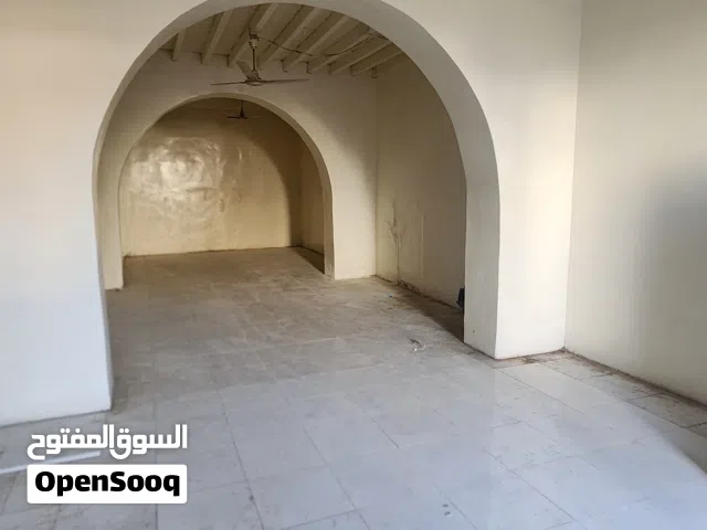 محل للإيجار – موقع تجاري نادر في قلب الحركة التجارية