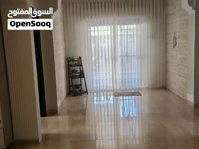 شقة ارضية مع حديقة واسعة مساحة الشقة 140 متر مربع ومساحة الحديقة 120 متر مربع