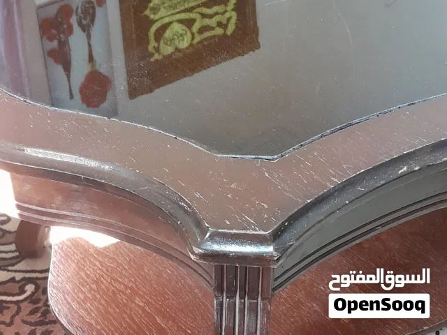 طاوله وسط كلاسيك خشب وزجاج طاوله مستعمله لكن كما هو موضح بالصوره حالتها ممتازه