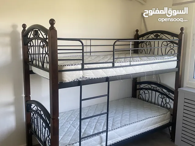 شقة ارضية مع حديقة وكراج مفروشة ديلوكس للإيجار في منطقة السفارة البريطانية