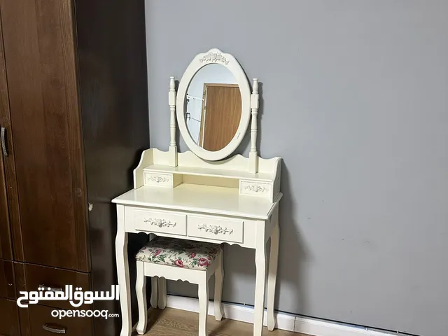 طاولة مكياج كلاسيكية أنيقة مع مرآة وكرسي مزخرف – لمسة فخامة لغرفتك!!!!!!