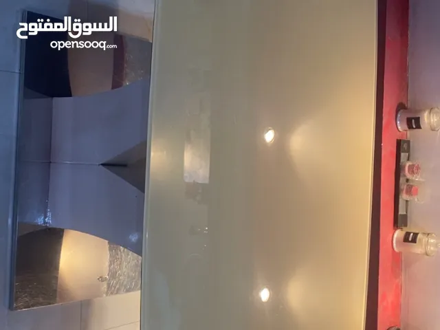 طاوله طعام بمرايه حالتها ممتازه من غير مقاعد من شركه IHOME