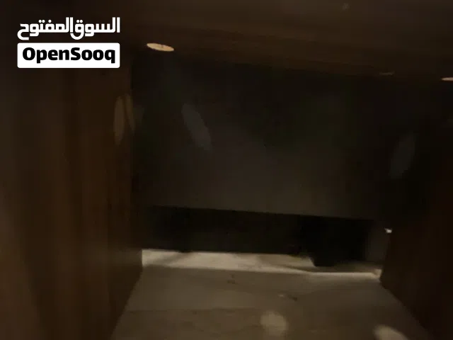 ديسك عمل او قيمنق لغرف نوم عرض 100 و طول 75 انش بحالة الوكالة مرتب كثير لون مميز قابل للتفاوض